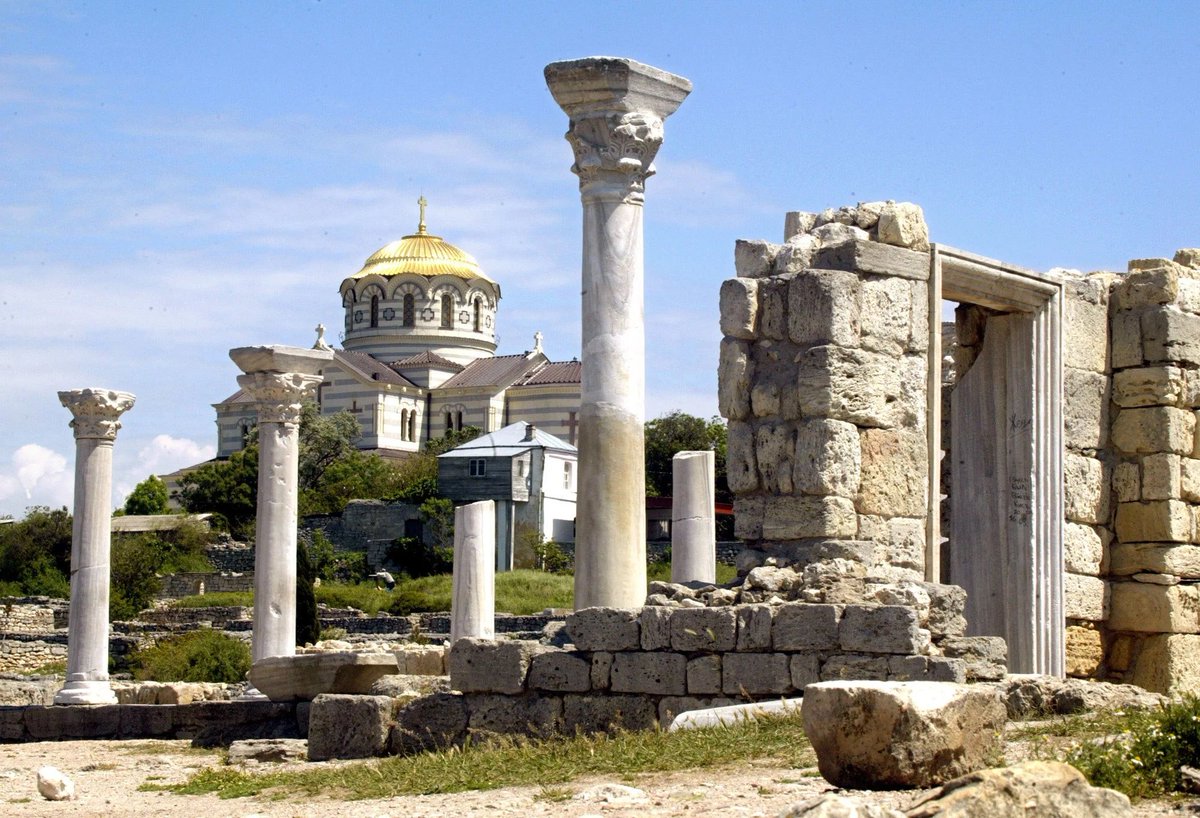 Руины греческого мегаполиса Херсонеса стоят перед недавно отреставрированным Св.Владимиром